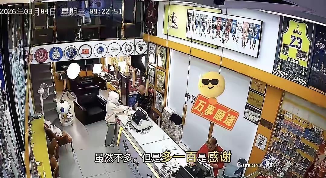 谁懂啊！福州这一幕，看哭无数打工人。深夜的街头，一个女孩求职屡屡被拒，身无分文，