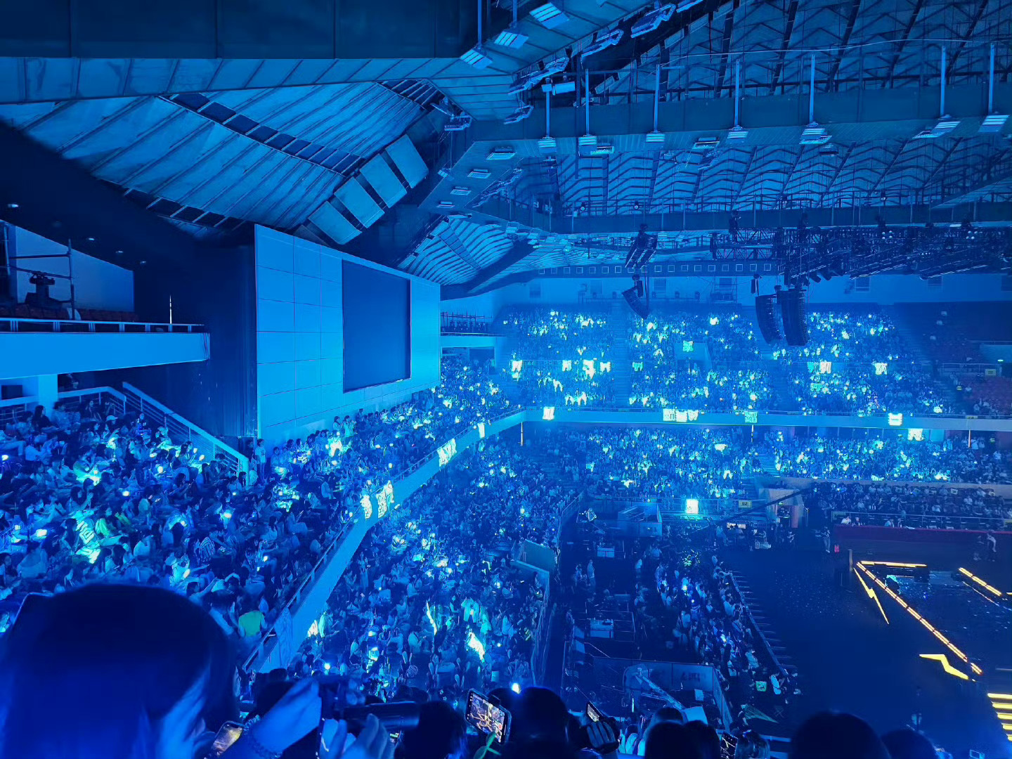 英雄联盟这活动赵露思和王俊凯不是都去了吗，怎么现场应援都是王俊凯的蓝色，跟他个人