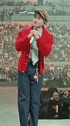 走的这几步， 这装扮，怎么说呢 ？[捂脸]

网友:像我家村东头那个配钥匙的。