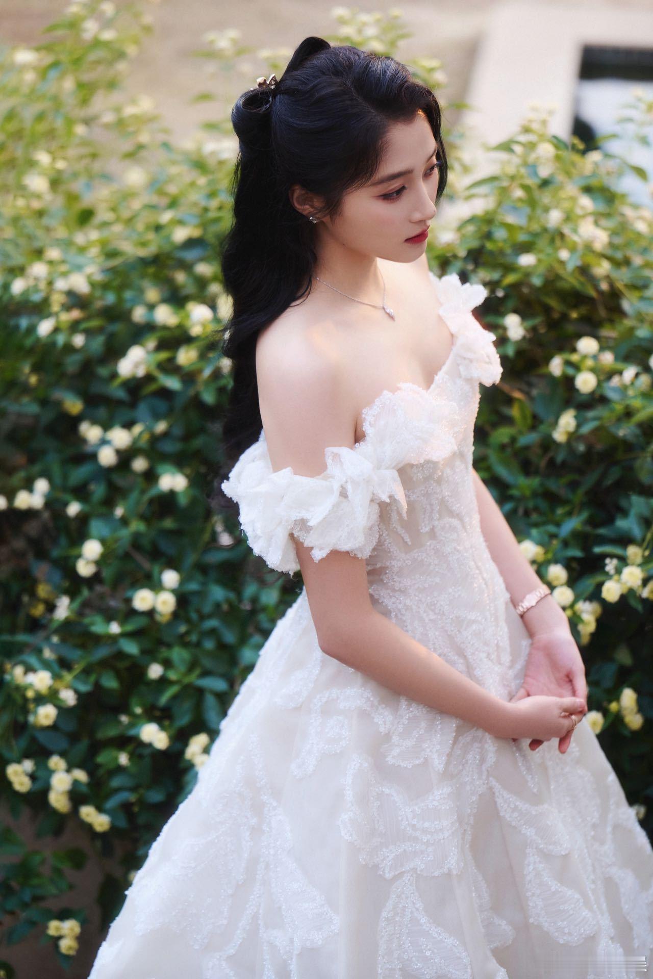 关晓彤主持浙江卫视跨晚关晓彤浙江卫视跨晚打火机舞台 关晓彤在浙江卫视跨晚的表现超