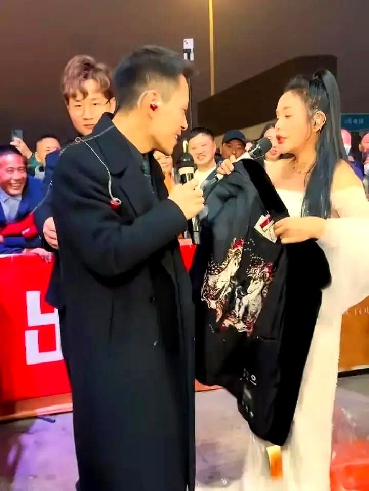 送车、送手机、送貂……抖音主播索图最近收礼收到手软。

大姐大海莉姐，直接提了辆