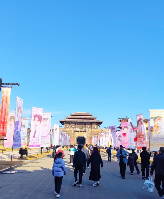 杨洋的开机应援杨洋不让江山开机好大的场面杨洋不让江山开机好大的场面，杨洋的开机应