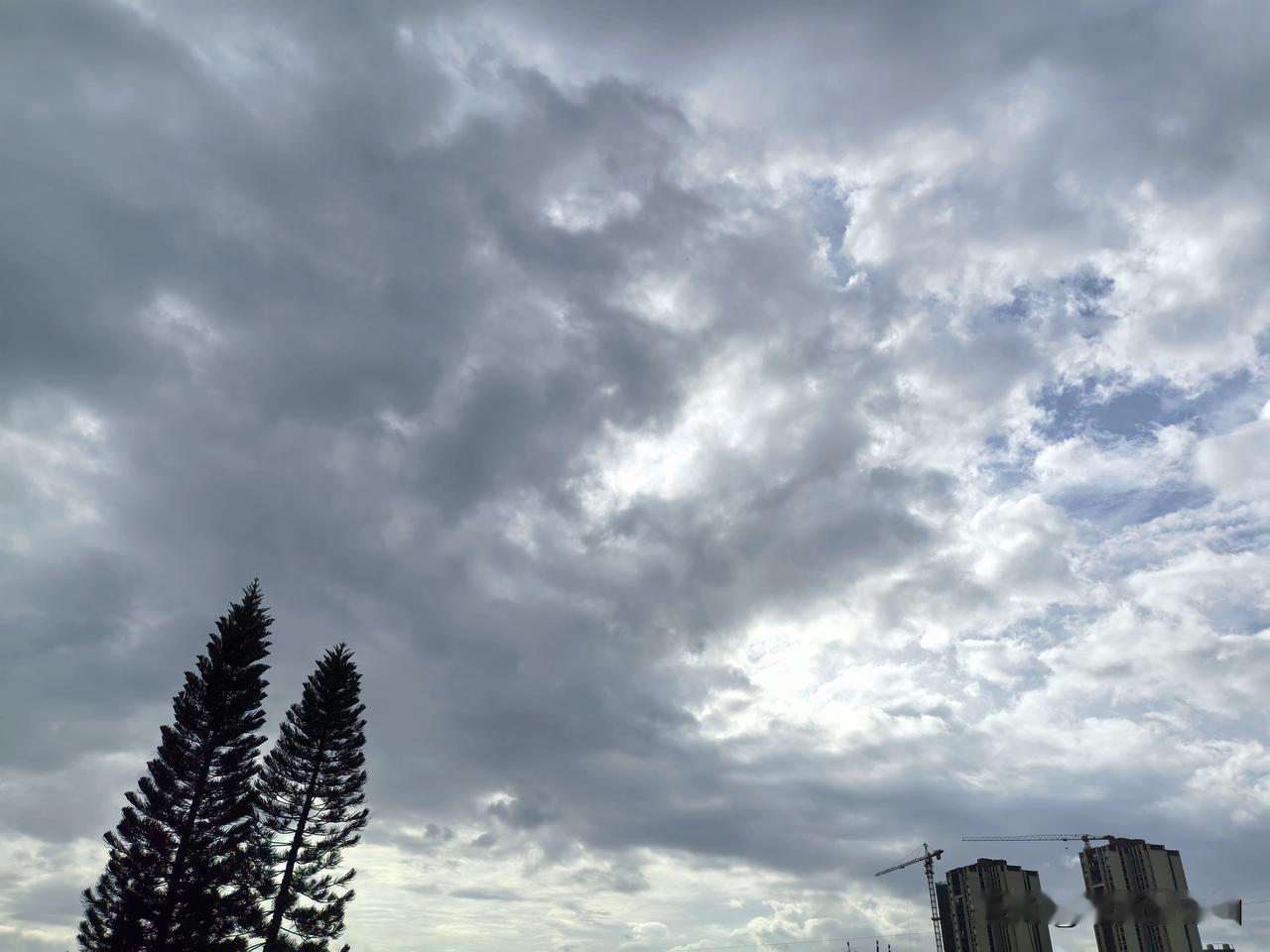 受辐合线和台风“紫檀”影响，广东雨水不停歇！

今年第19号台风“紫檀”将于25