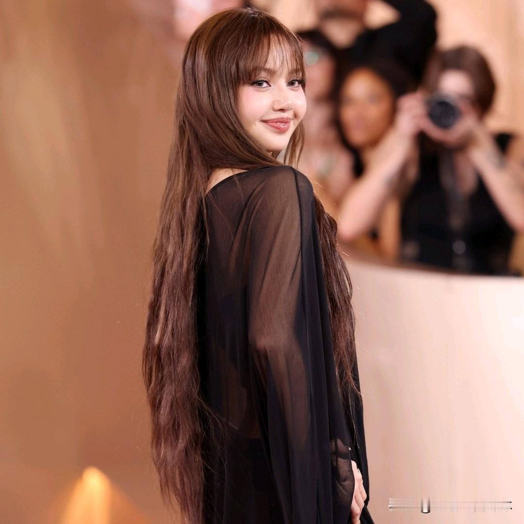 Lisa金球奖黑纱长裙亮相 历史性身份引爆全球热议
 
Lisa以颁奖嘉宾身份亮