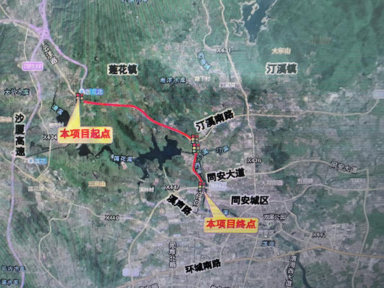 同安区这条上高速的路，确实太窄了，才两车道。。。非常有必要拓宽升级改造！