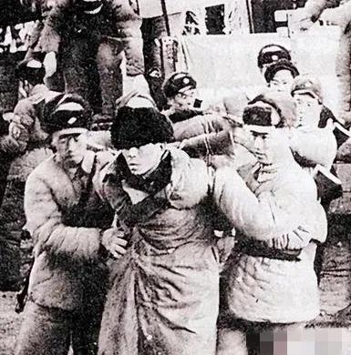 1978年的浙江黄岩县宁溪村，几名公安干警撬开村民王金英家卧室的青石板，发现石板