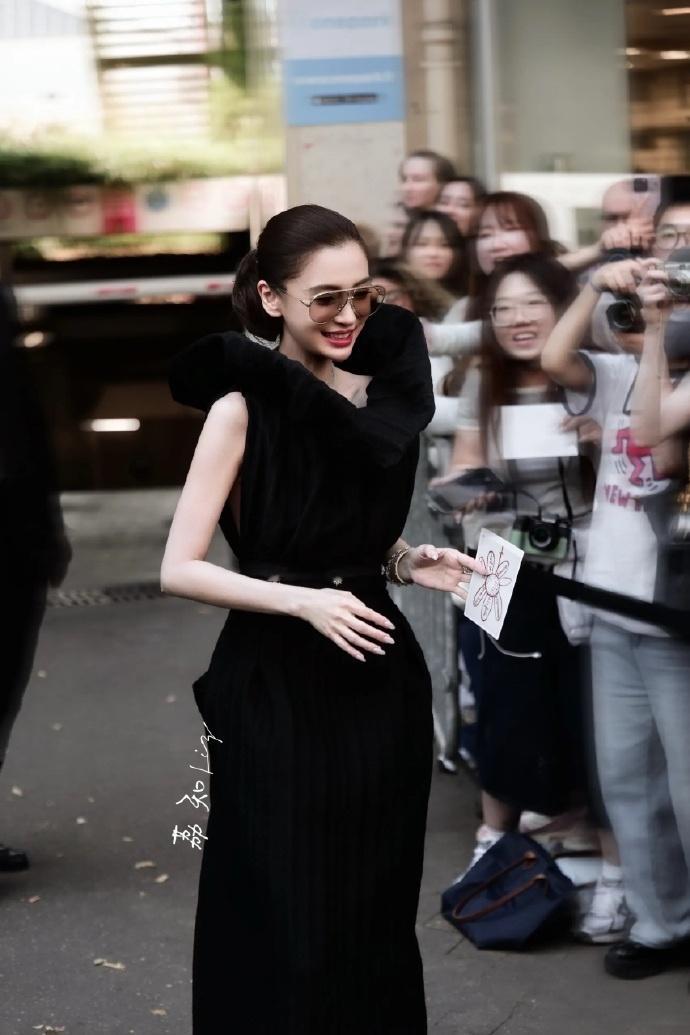 同一位摄影师拍摄的Angelababy & 迪丽热巴好权威的两张脸✨ 同一位摄影