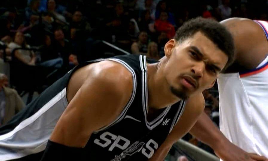 以前是马三崩，现在是马一崩！最近马刺的第一节比赛，对手的三分球命中率高达54.7