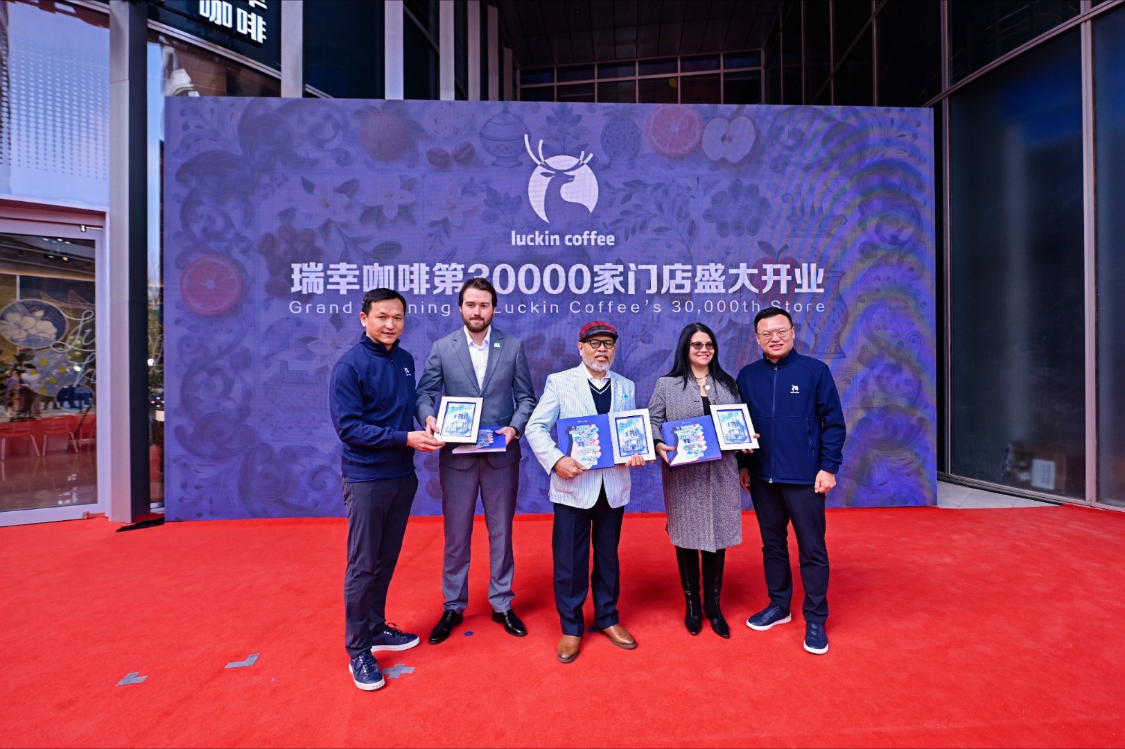 中国咖啡行业又一里程碑达成。2月8日，瑞幸原产地旗舰店在深圳开业，#瑞幸咖啡门店