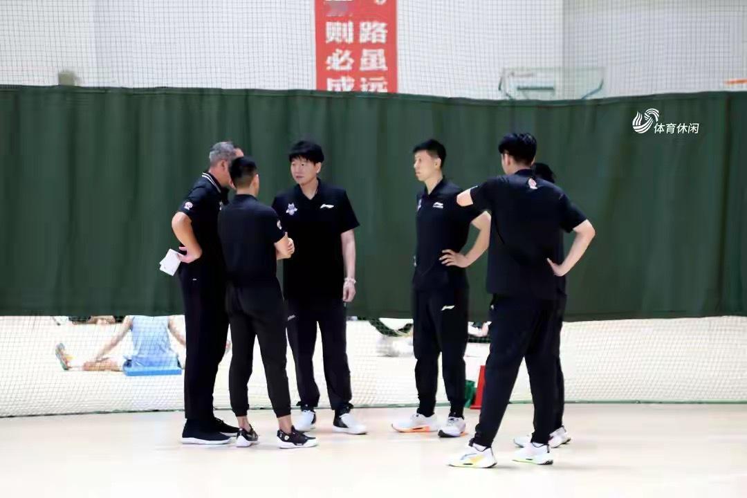 送给山东男篮三句话：1.重拾信心。连败之中打得紧也罢，乱也罢，甚至说有力使不出也