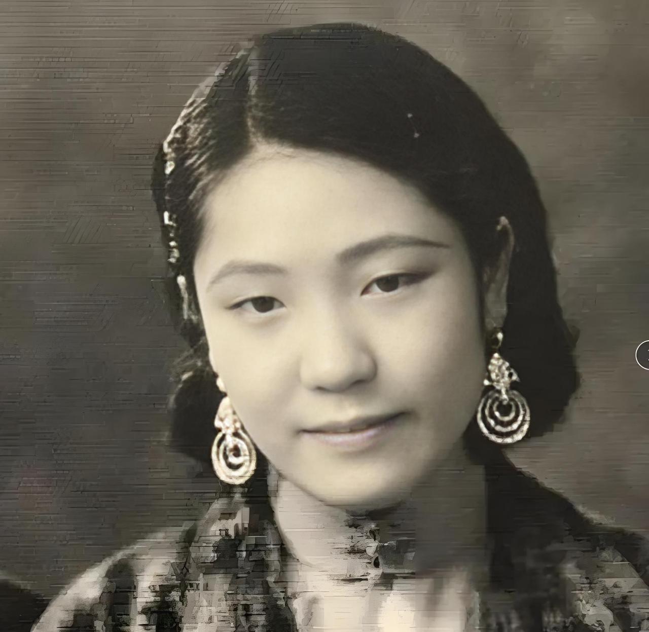 1917年，莫秀英因不能生育被丈夫驱逐，为谋生不得不在花楼卖唱为生，没想到一个国