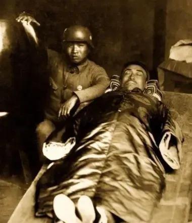 1937年10月，一名记者流着眼泪为一位抗日将军拍下了最后的遗容，这名抗日英雄是