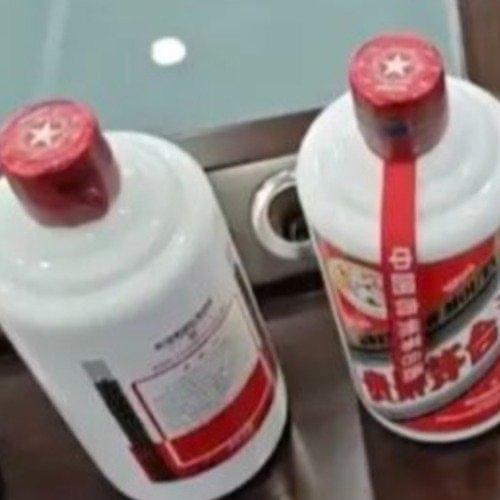 男子自带3瓶茅台全被服务员调包，上海王先生带三瓶飞天茅台去饭店宴请亲友，开席时发