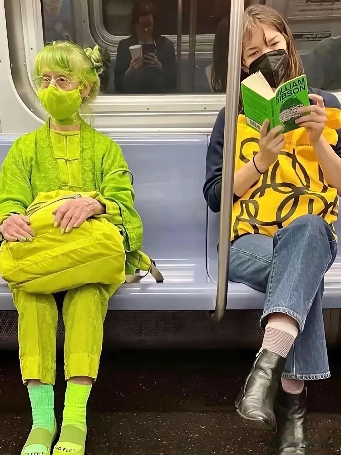 80多岁时尚老奶奶，比年轻人还敢穿，内心好强大。

在地铁上，老人端庄谨坐，银白
