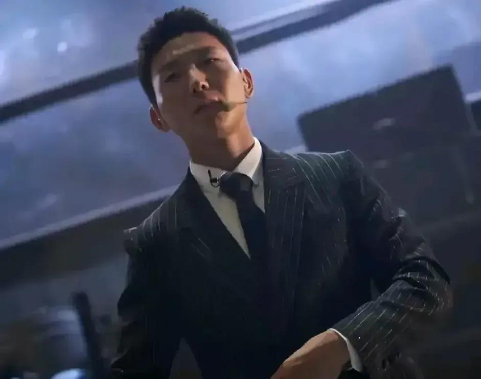 披荆斩棘的哥哥第四季冠军夜，看看哪些哥哥们返场了！
首先最大的惊喜是阿如那，中途