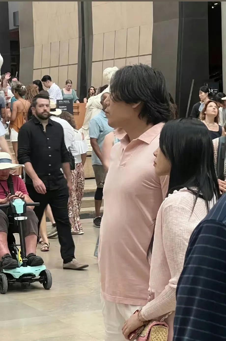 57岁的伊能静确实是一个狠女人，硬生生把47岁的老公熬成“爹”！

近日伊能静和