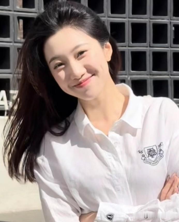 如梦令·清笑妍
 
素衬白衫轻软，鬓畔柔丝微卷。一笑漾春风，眼底澄明如练。温婉，