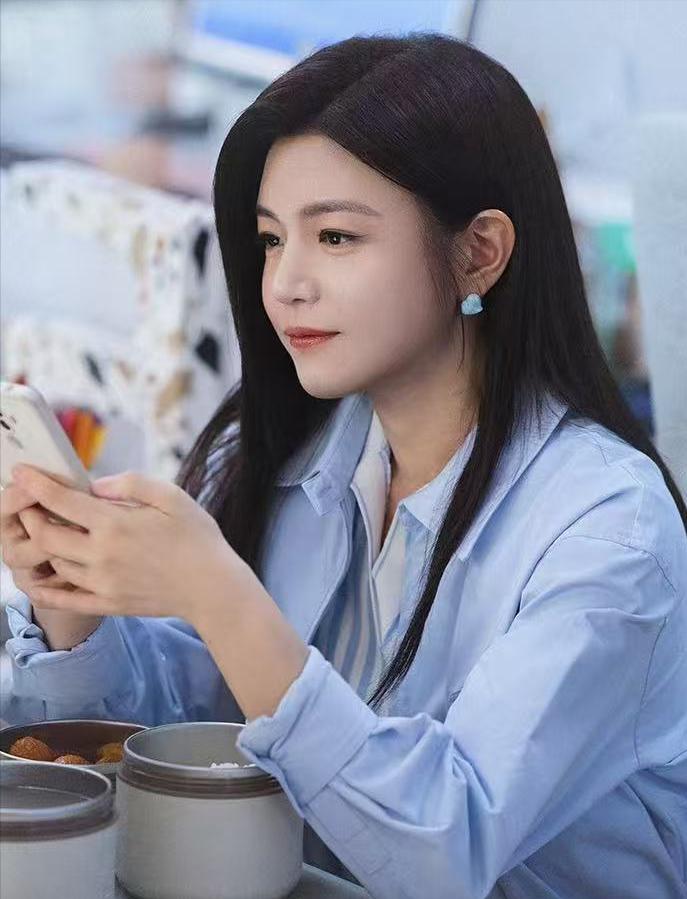 女人离婚就是重生啊！陈妍希新剧《狙击蝴蝶》里搭档小 11 岁的年下男谈姐弟恋，娃