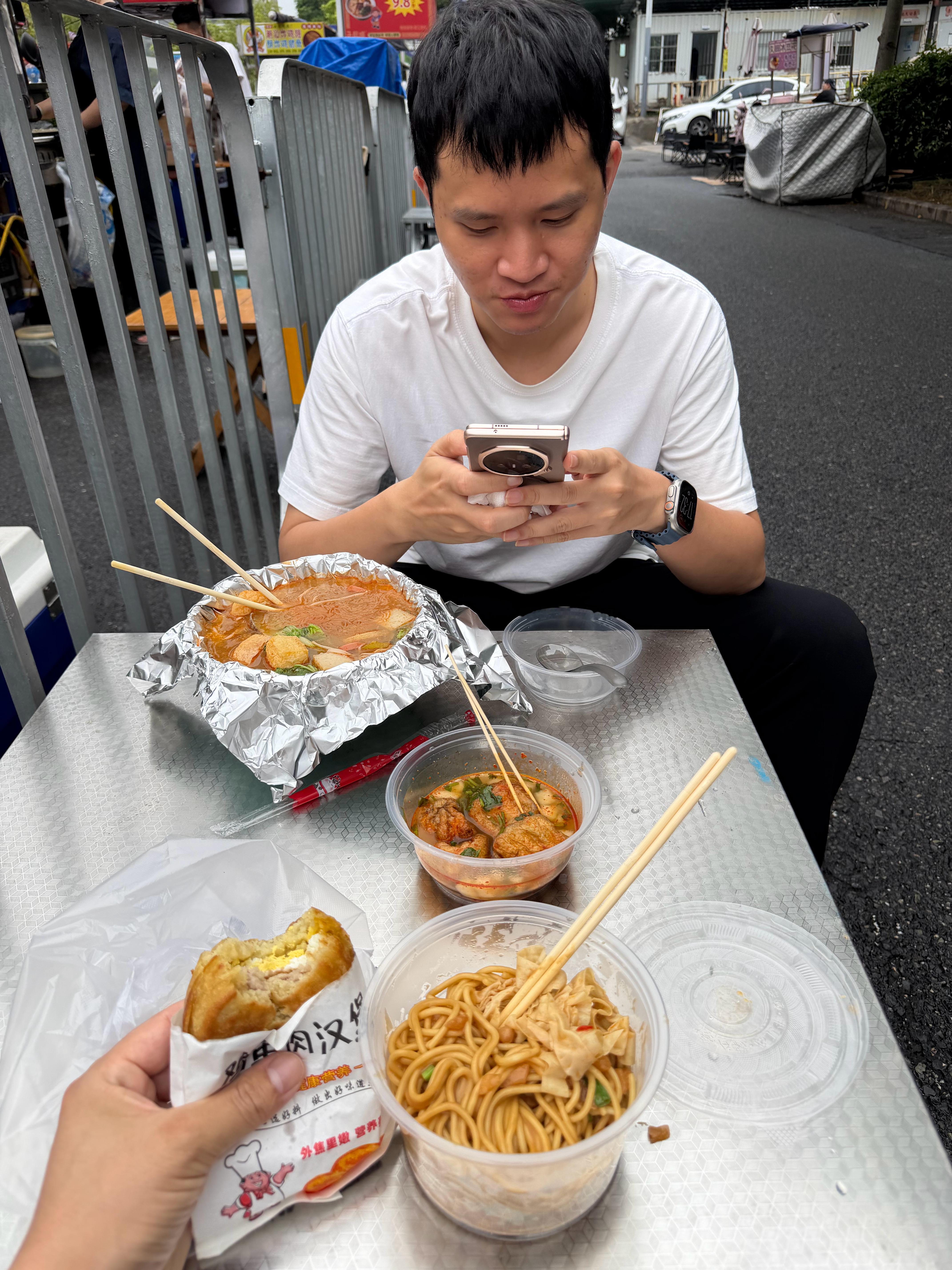 和广东同事吃饭，他说之前上大学，有江西、河南两个省份选择，最后他选择了河南开封，