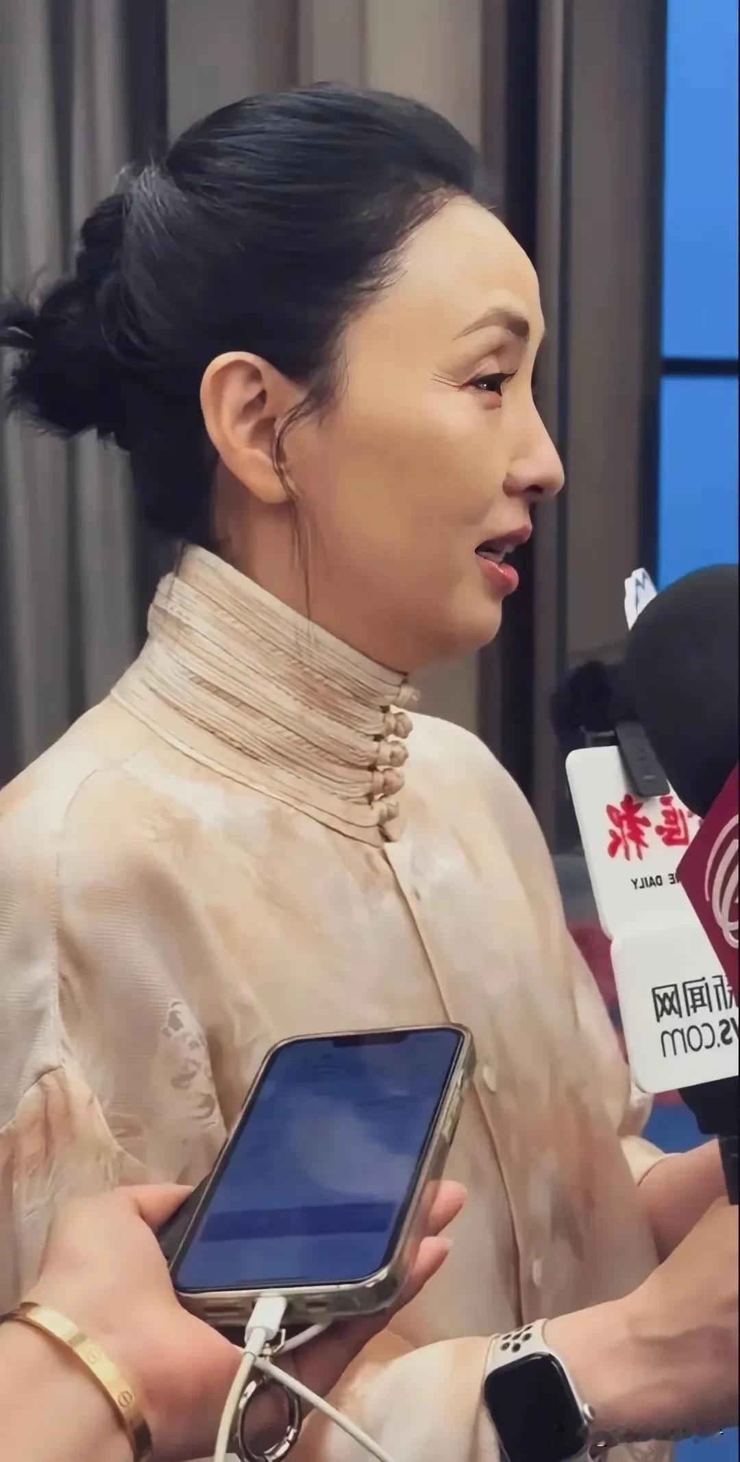 陶虹已经53岁了，除了鱼尾纹，还是曾经那个小龙女。
曾经的她是国家花样游泳运动员