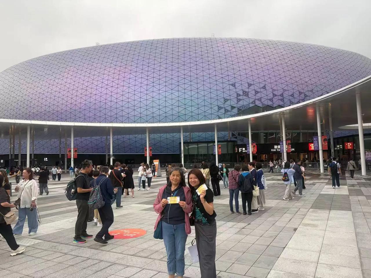 昨天老婆生日，请妈妈听被推崇为香港殿堂级歌手林忆莲演唱会是其一，买名牌包吃饭兼而