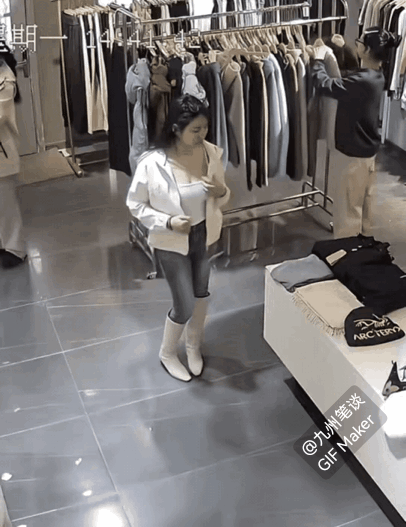 这衣服穿着好看吗？
买个衣服都不省心，这算不算店家故意的？
把顾客在店内试衣服的