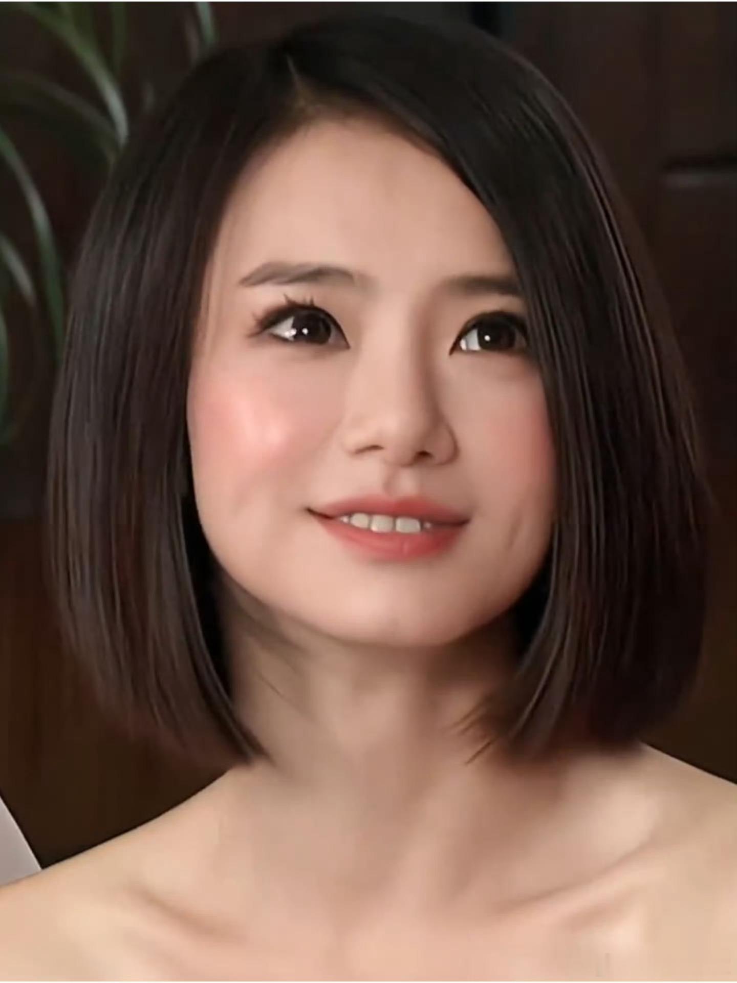 分不清这是戚薇还是AI了戚薇的AI视频也太真了单帧截图根本挑不出明显破绽，面部光