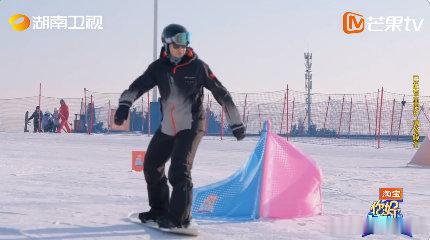 武大靖胜利近在眼前又远在天边 摔倒后的反应太真实！武大靖眼看冲线却意外倒地，爬起