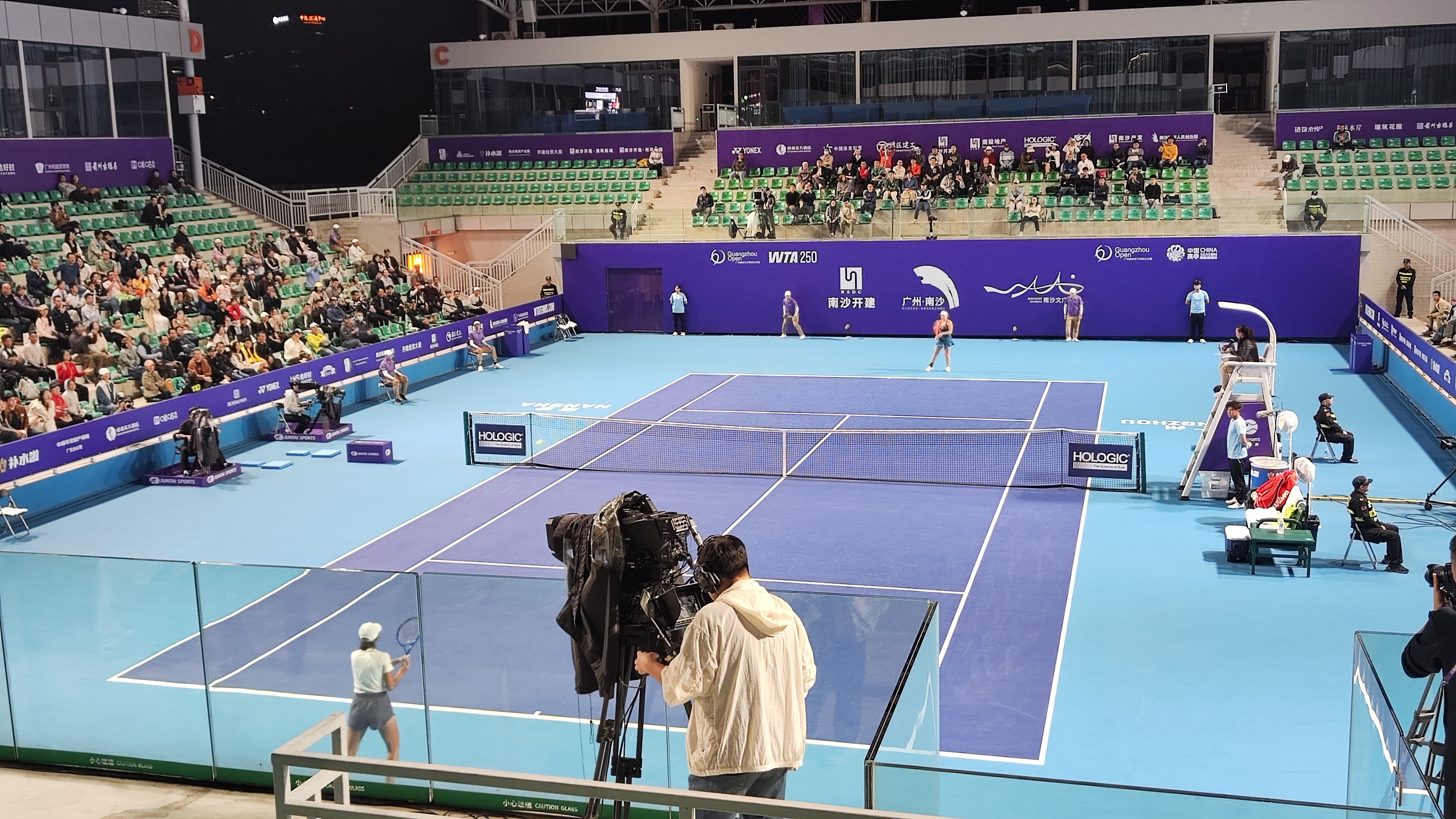 3-6/2-3，然后连下八局 张帅继北京、武汉后，在广州也成为单打赛场走得最远的