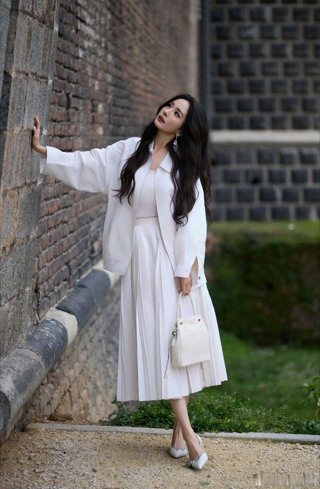 杨幂米兰时装周大秀出发图Prada外网三平台均认领，而且海外主流时尚杂志媒体也有