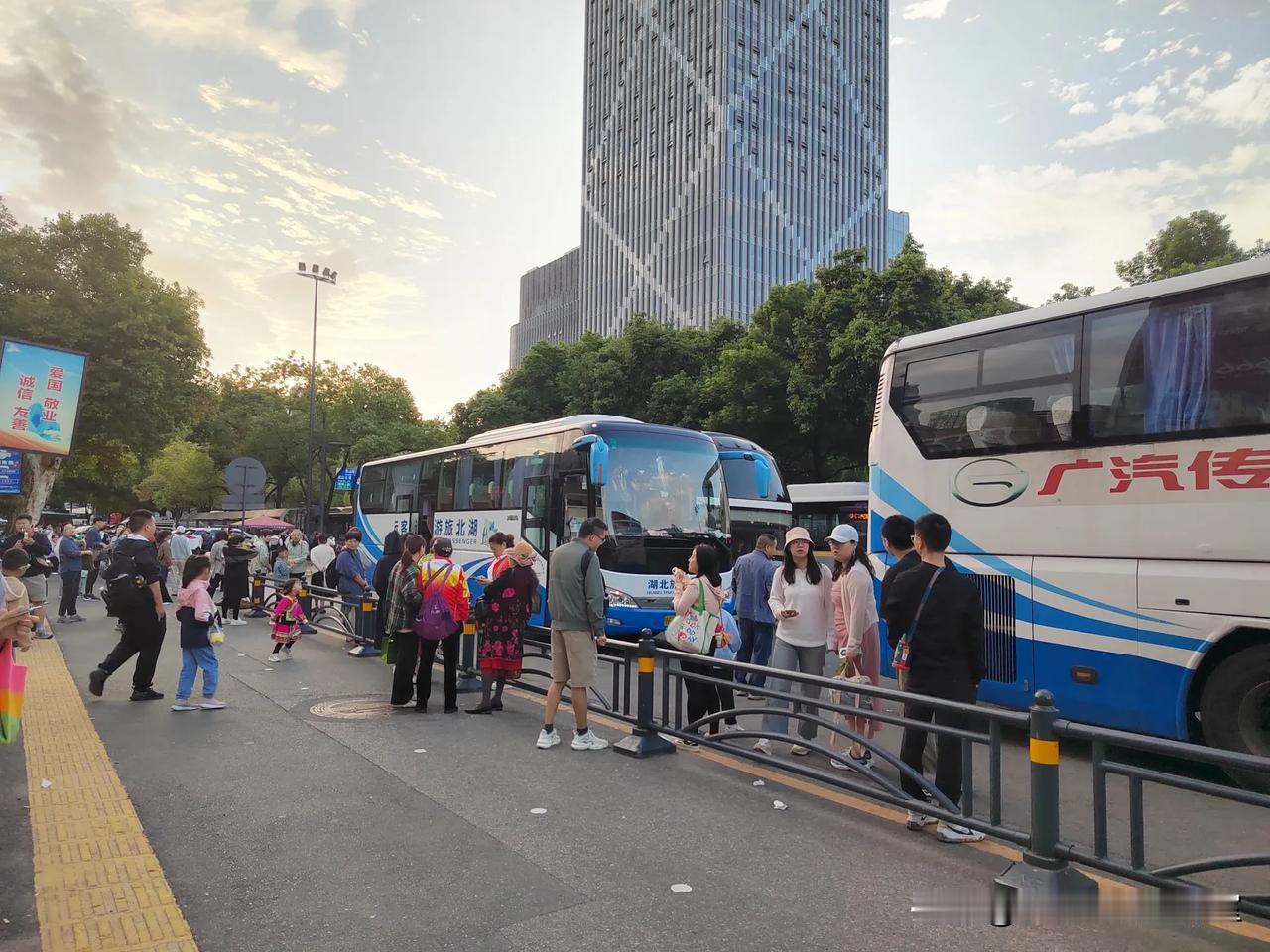 湖北宜昌：十一期间，宜昌市夷陵广场作为重要的旅游集散地，每天都呈现出一片繁忙而热