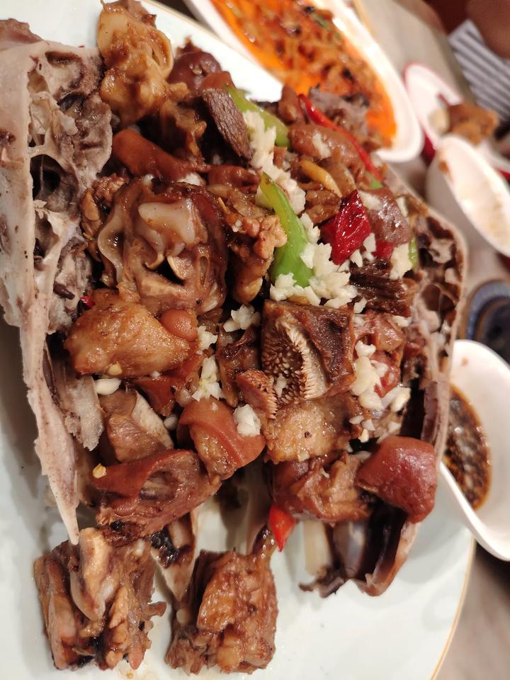 宣化府城南大街，几十年的老店四菜一汤，吃完老板霸气又叫“羊🐏头”一道。宣化羊汤