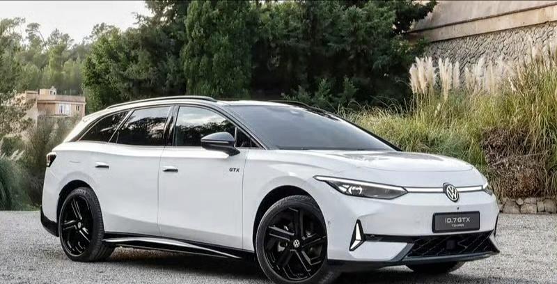 ✨贯穿式 LED 灯组+前包围通风口设计，GTX 系列风格延续。
🚀前后双电机