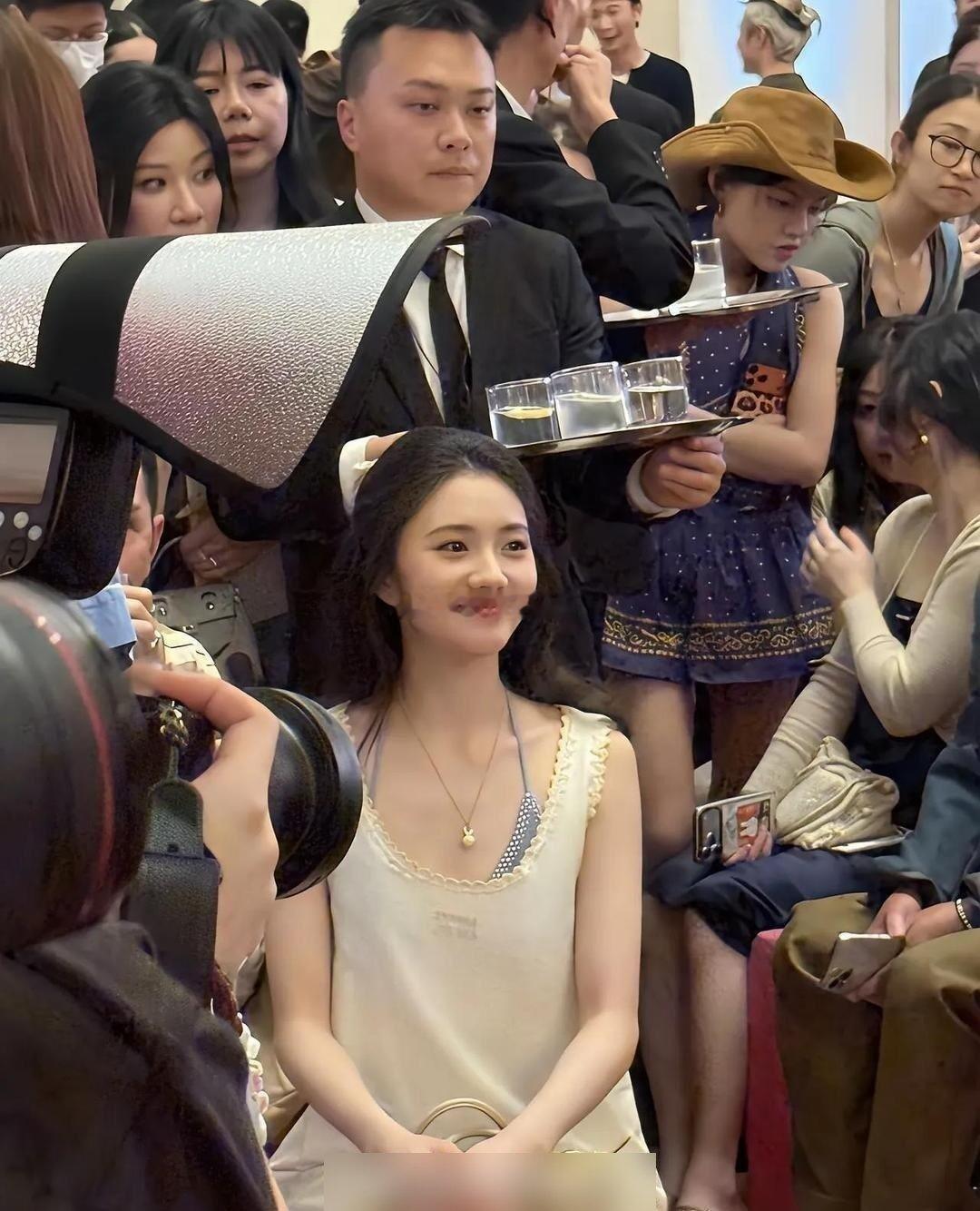 事实证明，刘浩存这颜值没有攻击性，美得太温柔 ​​​