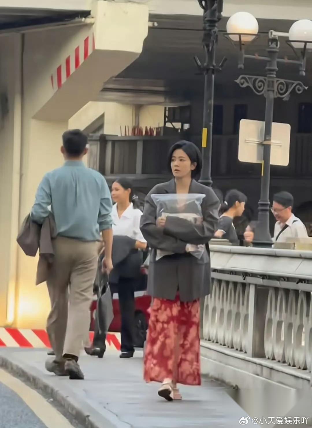 这是在拍什么剧？ 白鹿是这个剧的女主吗？ 造型师是从大街上找的吗？ 第一眼谁能看