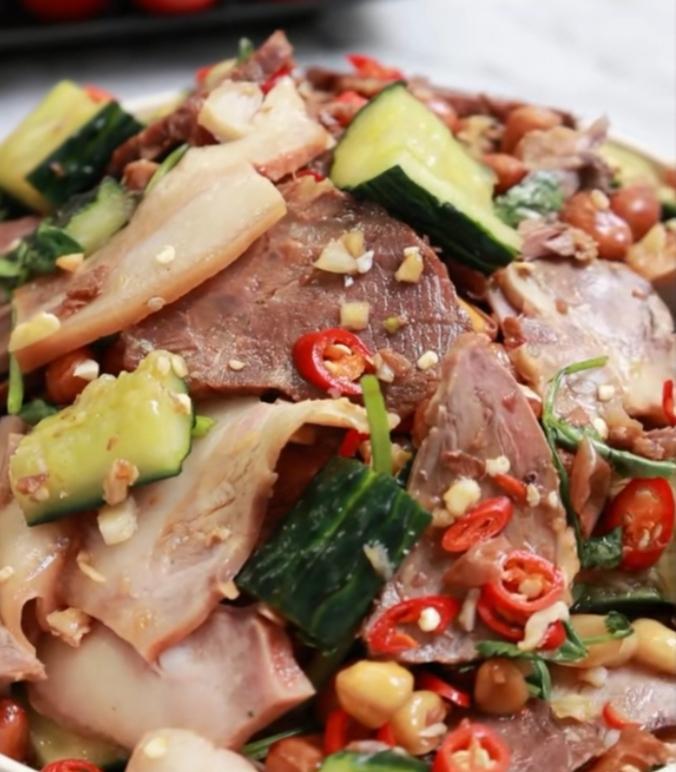 油炸花生米、猪头肉、拍黄瓜、酱牛肉，是我们这儿流传最广、共识度最高的版本，也是我