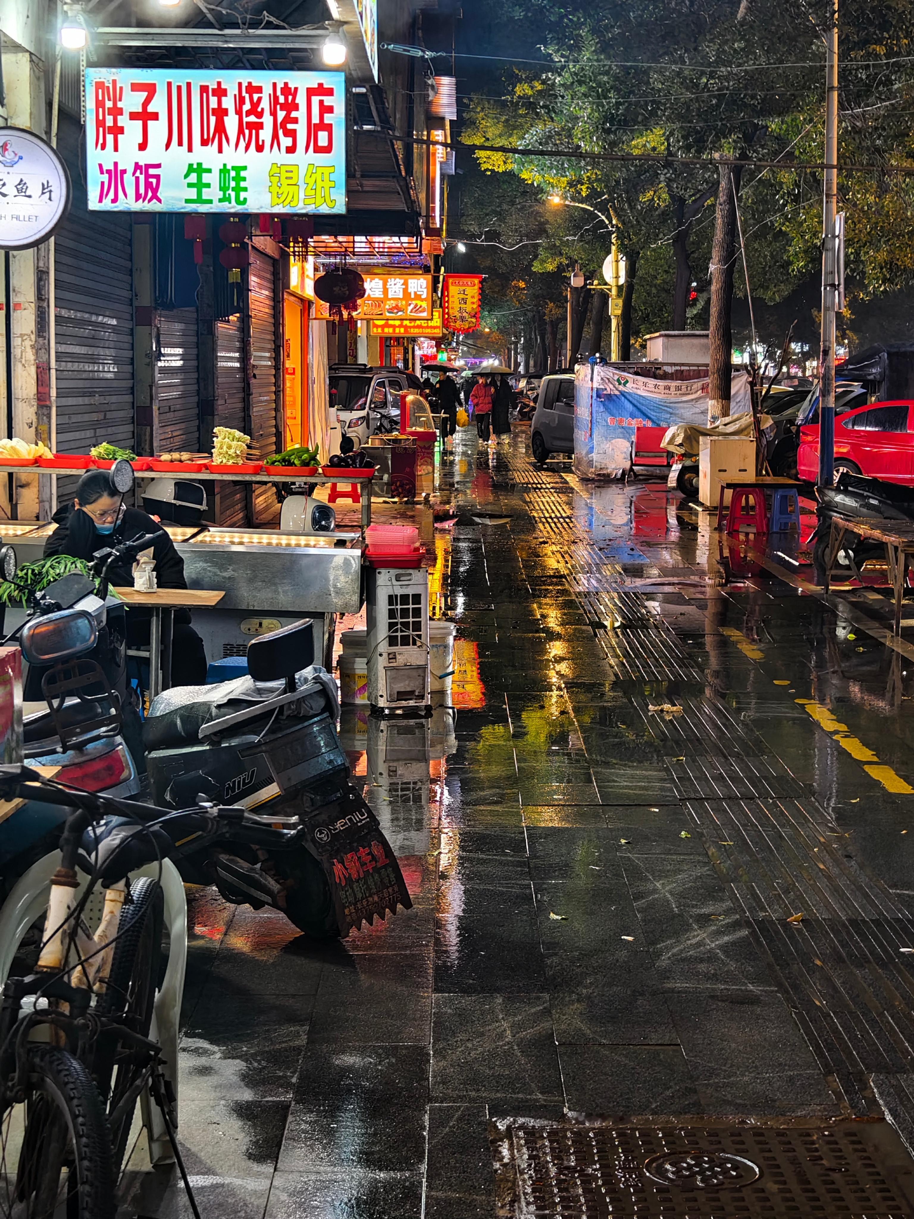 今日福州雨水暂歇 福州仍然在蒙蒙细雨中，湿冷湿冷的。  