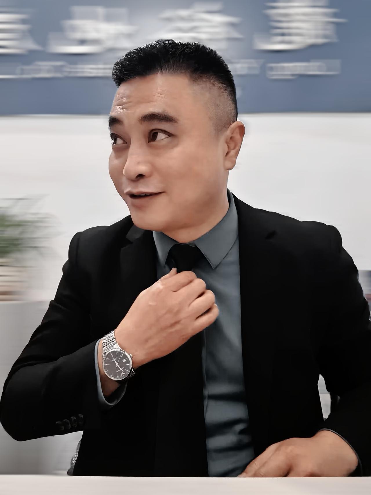 国歌就应该大家都必须大声的唱出来
让国歌响彻晴空，让赤诚激荡胸膛
当五星红旗迎着