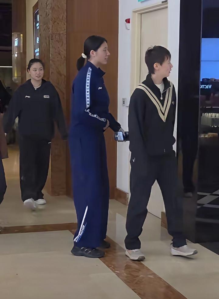 昨晚新加坡商场偶遇国乒小分队，王曼昱、陈幸同、陈熠、徐奕、闫禹橦饭后悠闲逛街，画