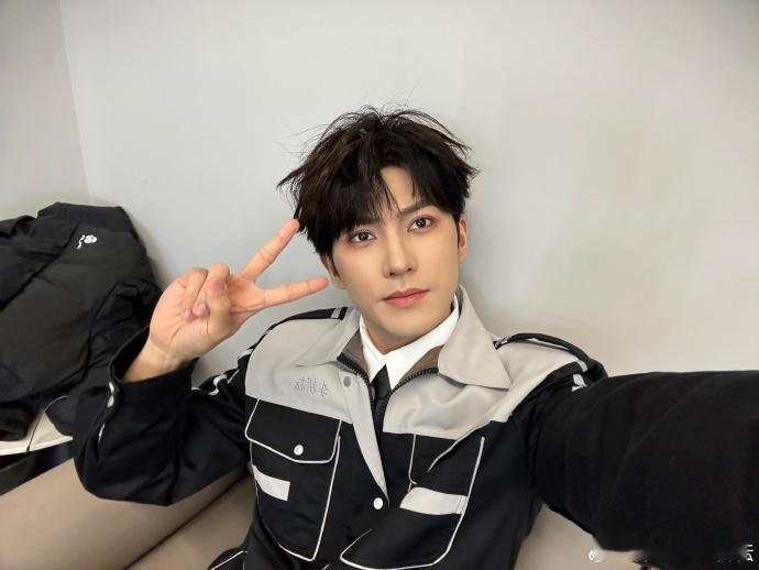 李耕耘无敌剪刀手自拍  李耕耘晒和蒋敦豪赵一博自拍照 李耕耘的剪刀手自拍具有强大