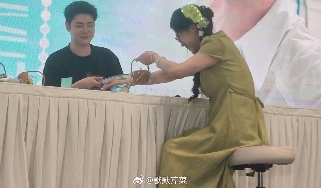 张云雷     我:“这是什么，是摊煎饼果子的鸡蛋吗”  磊磊:“这是柠檬”🍋