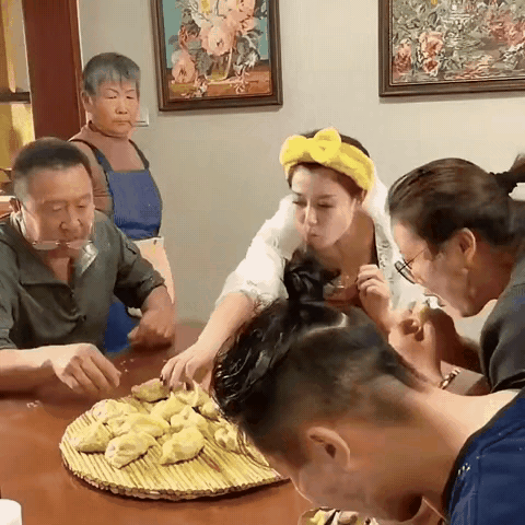 辛辛苦苦给你包饺子，还说中说那，不揍你揍谁