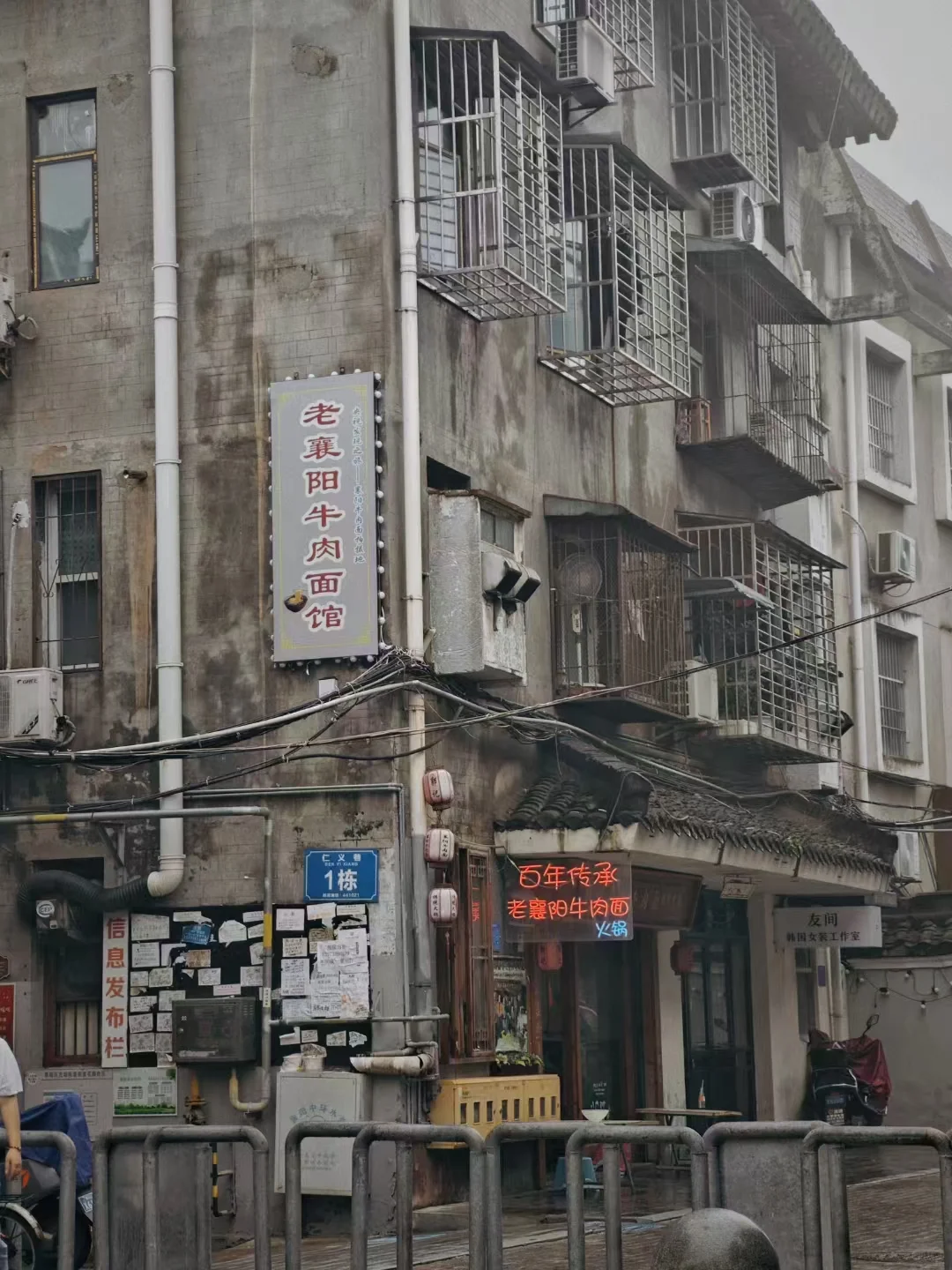 投资者的过程，活在情绪里，追涨杀跌 往上的过程中，活在价值里，看行业和...