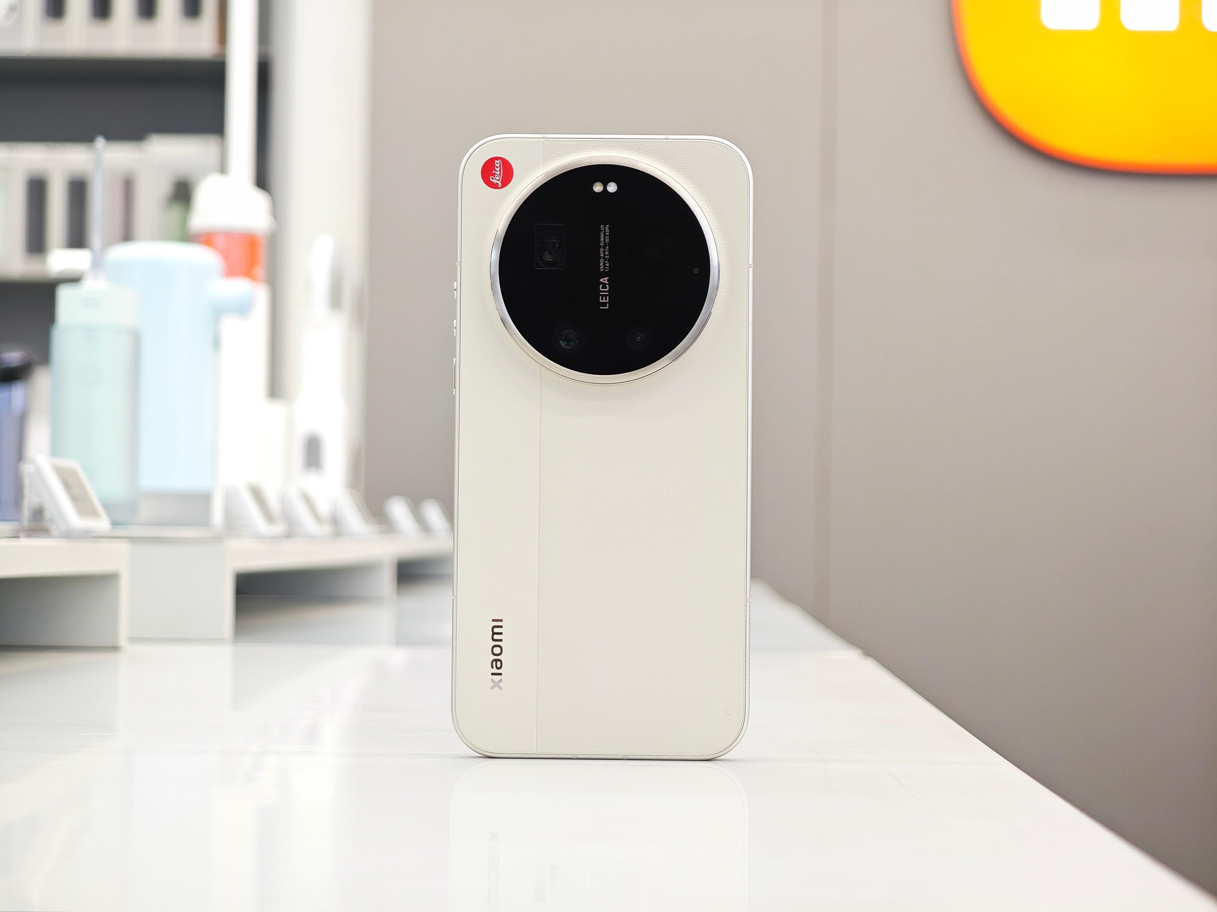 小米17Ultra 徕卡版，小米之家取机简单开个箱。选了米白色，经典可乐标 + 