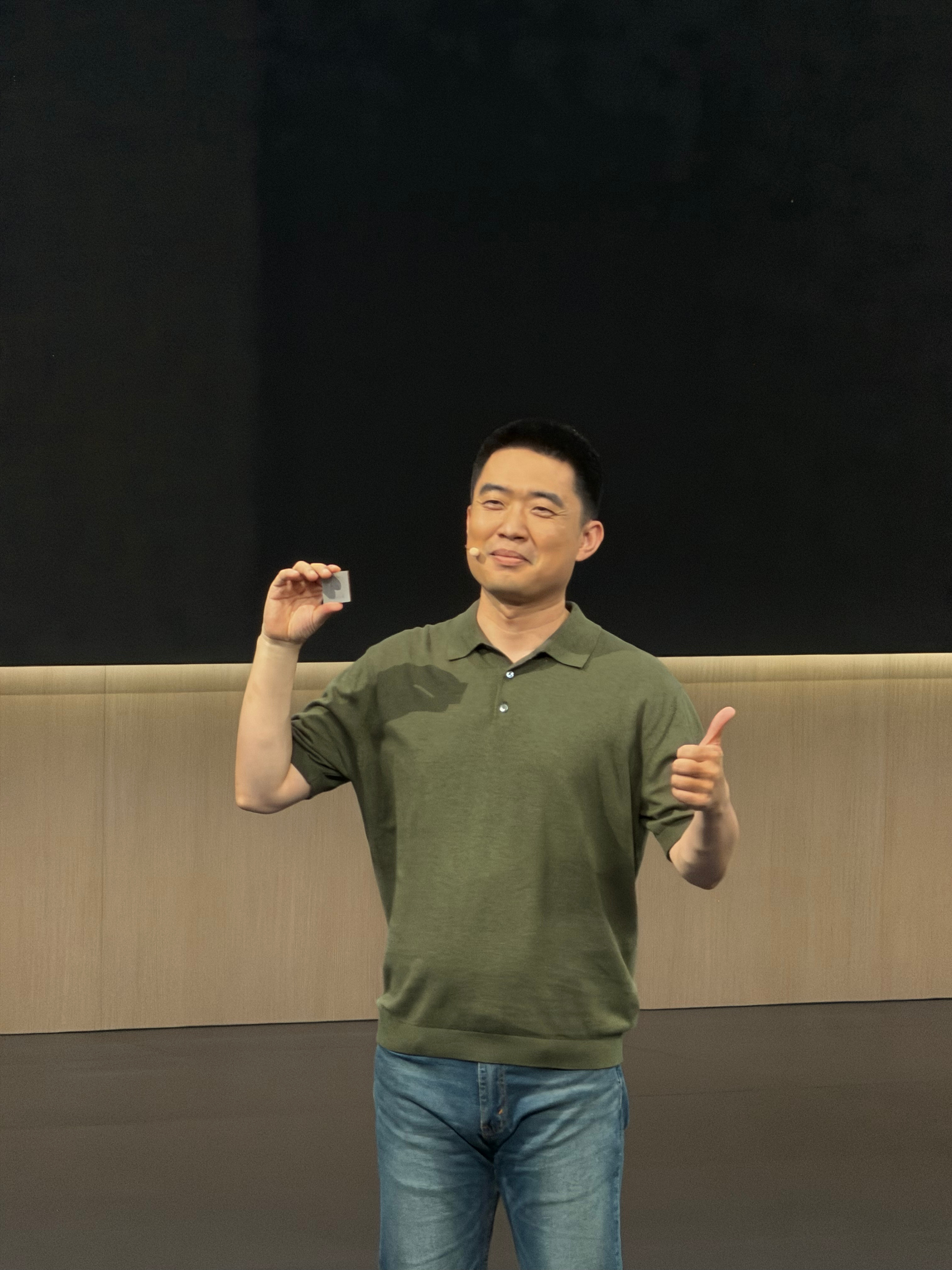 CEO 举芯片图再+1 了李想跟马赫芯片也出片了42how2026理想livis