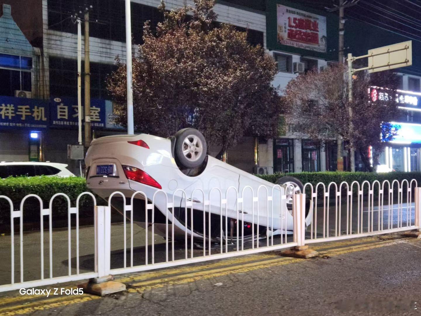 喂~这里不让停车 ​​​