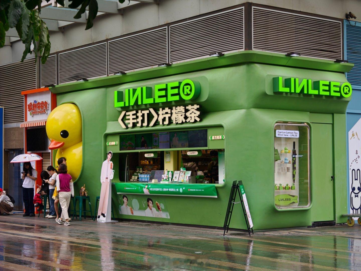 蔡徐坤林里全球品牌代言人 北京路地铁站一出来就看到了代言人的大海报，略显震撼。蔡