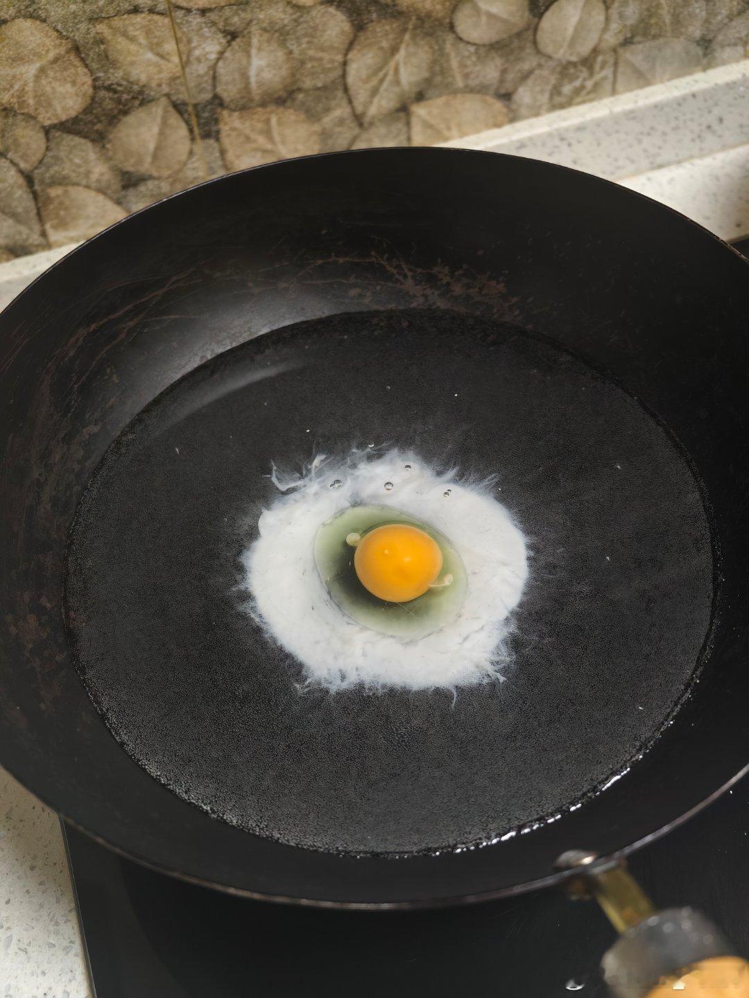 没有什么能比的深夜的一碗面更让人舒坦了尤其还打了荷包蛋和碎蛋双重buff我的美食