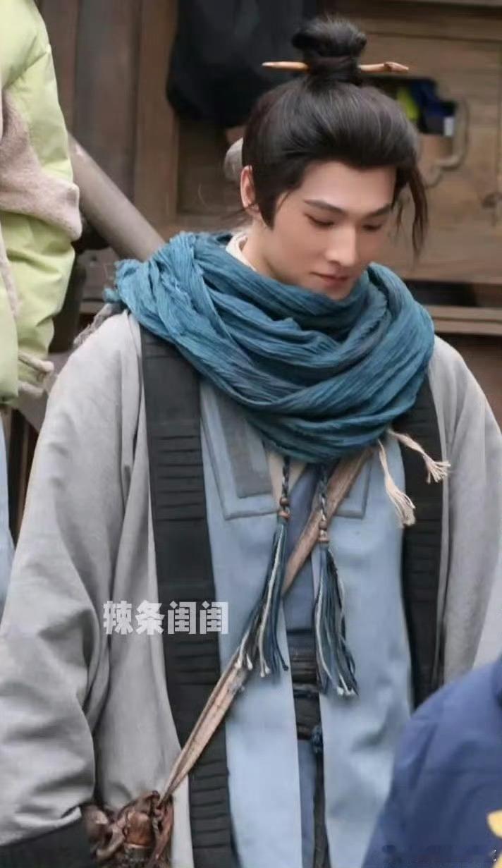 杨洋《不让江山》第一套造型路透。好看吗？ 