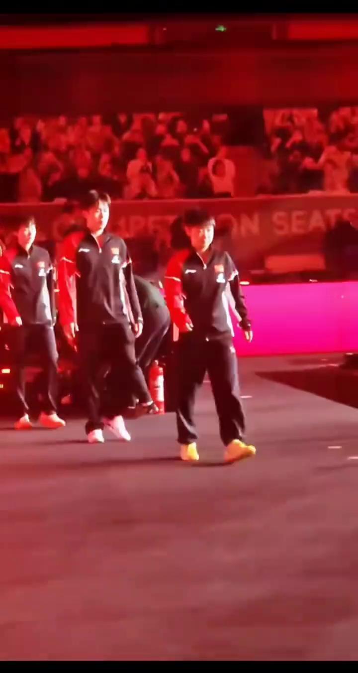 是八年不是八天，随便一暂停都一模一样。不懂就问，怎样才能同步成这样？